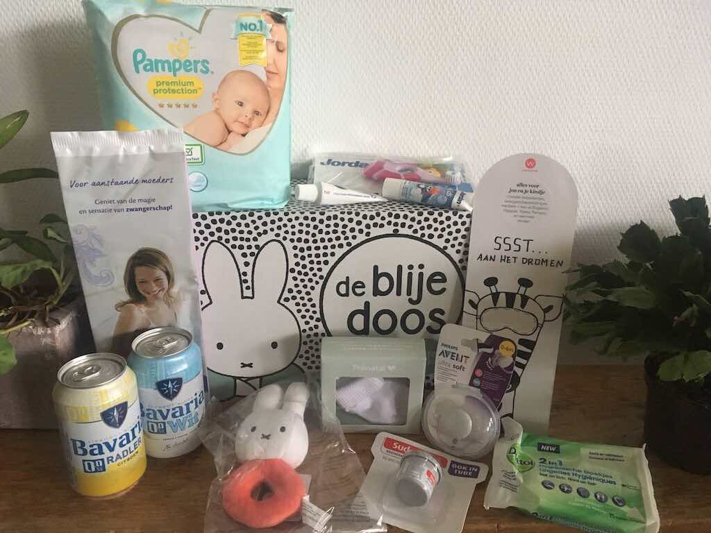 妊娠すると無料で受け取ることができるマタニティボックス, アルバートハイン, albert heijn, supermarket, netherlands, dutch, maternity box baby box, zwangerdoos, 妊婦, プレママ, 妊娠, プレゼント, 無料